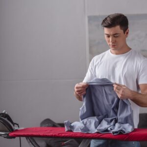Mand der stryger skjorte