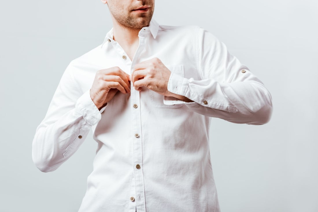 lilla opskrift for meget Hvordan skal en skjorte sidde? Skal den hænge løst eller ned i bukserne?